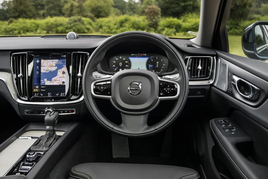 Торпедо Volvo V60 D4 Inscription 2018 года  (UK) (фото 21 из 34)